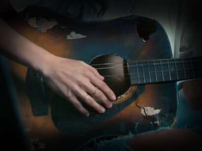 Screenshot de "Uncrush" en el que se enfoca la guitarra rescatada