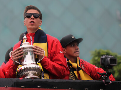 Wojciech Szczesny, d'Arsenal, brandit la FA Cup lors de la parade du trophée en 2015