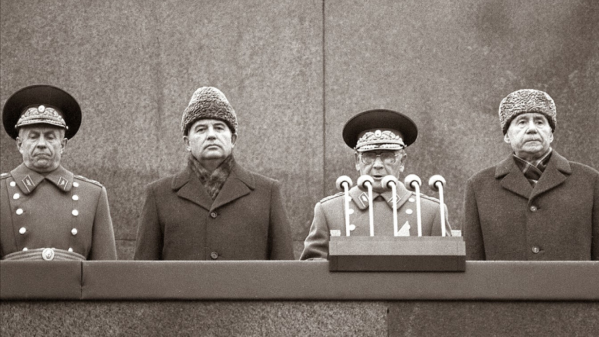 De izquierda a derecha, Nicolai Ogarkov, Mijaíl Gorbachov, Serguei Sokolov y Andrei Gromiko, Moscú, 1985