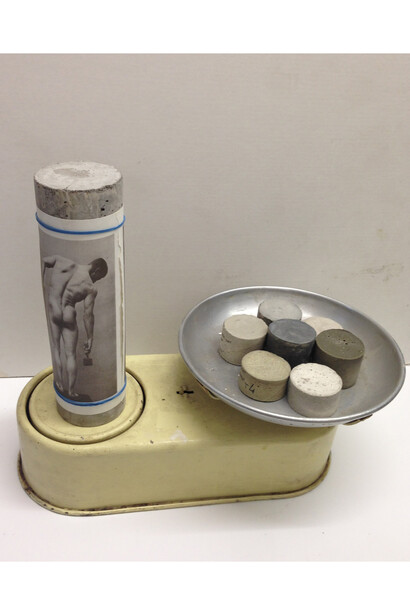Mariana Mauricio, Balança, 2014, Concrete, paper, elastic, metal scale, 34.5 x 40.5 x 23.5 cm