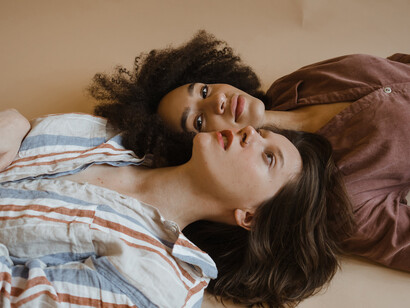 Due amiche posano vicine