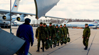 Rusia envió ayuda médico-militar a Italia la semana pasada, produciéndose una estampa de gran valor simbólico: un convoy del Ejército ruso cruzando la frontera italiana y recorriendo las carreteras de un país de la OTAN