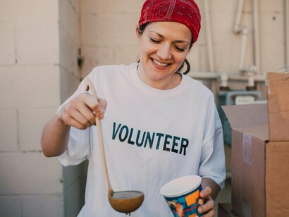 Muito mais do que um ato pontual de ajuda, a solidariedade é uma arte — uma forma sensível e consciente de se conectar com o outro, reconhecer suas dores e agir em prol do bem comum