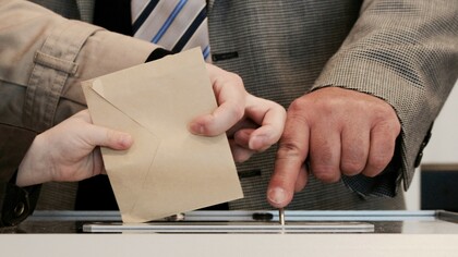 Ante neutrales partidos centristas, el extremismo político comienza a hacerse oír en los resultados electorales