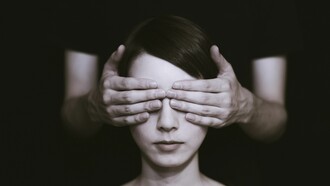 «La minoría de edad significa la incapacidad de servirse de su propio entendimiento sin la guía de otro. Uno mismo es culpable de esta minoría de edad cuando la causa de ella no reside en la carencia de entendimiento, sino en la falta de decisión y valor para servirse por sí mismo de él sin la guía de otro. 'Sapere aude!' ¡Ten valor de servirte de tu propio entendimiento!, he aquí el lema de la Ilustración» (Kant)
