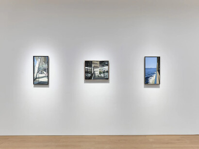 Richard Estes, My camera is my sketchbook, exhibition view. Courtesy of Schoelkopf Gallery