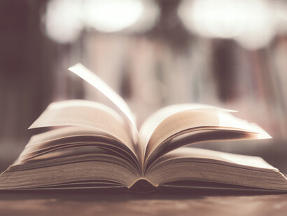 A través de Ricardo III, Shakespeare critica la hipocresía y las contradicciones de los sistemas sociales y políticos de su tiempo