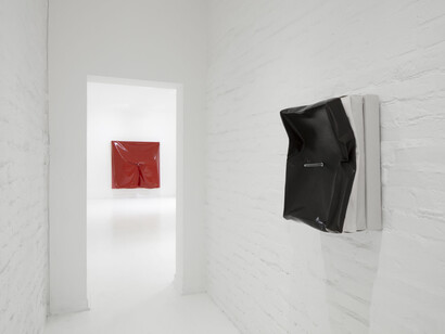 Ángela de la Cruz, Bulto, vista de exhibición. Cortesía de Travesía Cuatro