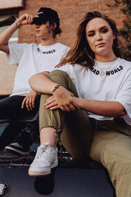 Entre décontraction urbaine et besoin de stabilité, le streetwear ne marque plus une rupture générationnelle mais une nouvelle forme d’équilibre contemporain