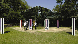 Photo-souvenir: Daniel Buren, La cabane éclatée aux 4 salles. Lavoro in situ e permanente, Collezioni Gori, Fattoria di Celle, Santomato di Pistoia, foto Aurelio Amendola, Courtesy Galleria Continua - © DB - ADAGP, Paris
