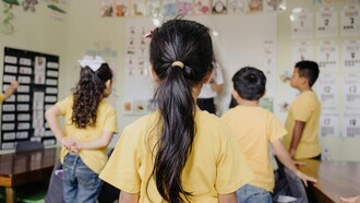 La escuela contemporánea oscila entre la búsqueda de innovación constante y la necesidad de preservar el conocimiento como núcleo de toda educación significativa