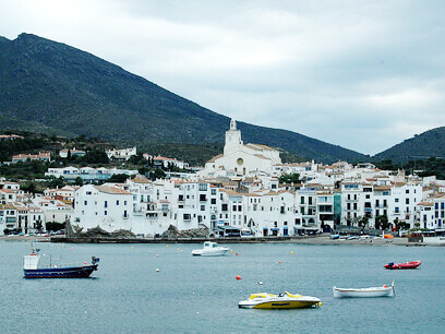 Se deslumbró durante una escapada hasta las playas de la Costa Brava. Frente marítimo de Cadaqués e Iglesia parroquial de Santa Maria, España