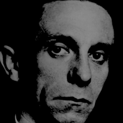 Segundo Goebbels, ministro de Propaganda do Terceiro Reich, «depois que a propaganda conscientizou todo um povo a respeito de uma idéia, a organização pode obter o máximo de benefícios com a ajuda apenas de um punhado de pessoas»