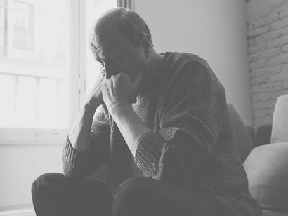 Hombre mayor deprimido. Salir al paso de la soledad no es exclusivamente una responsabilidad de la persona que vive y se siente sola, ni tampoco de sus familias, sino de la sociedad en su conjunto
