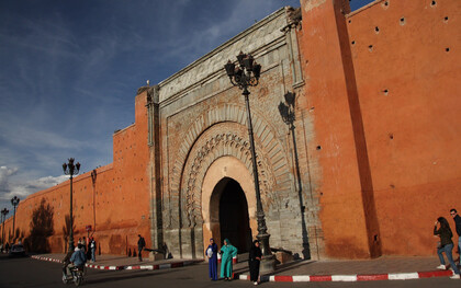 Les remparts de la ville de Marrakech au Maroc ne ferment pas la ville : ils protègent ce qu’elle garde de plus précieux. Derrière ces murs couleur terre battue, neuf siècles d’histoires continuent de respirer