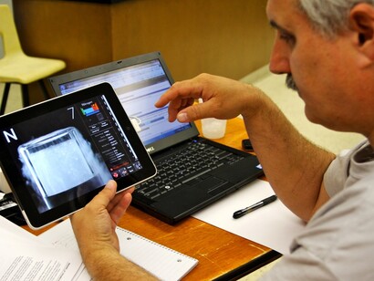 Un estudiante siguiendo un curso desde su tableta