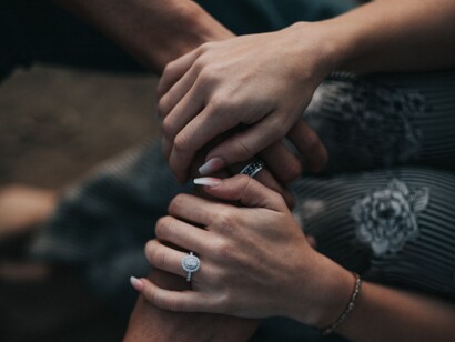 Mani di donna. Una rima baciata e vaghi per il mondo rendendolo più dolce, più tondo