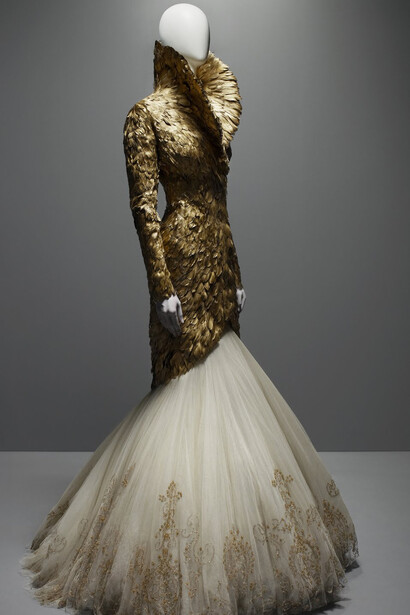Diseño de Alexander McQueen expuesto en la muestra "Savage Beauty"