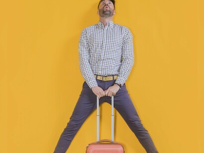 Quando o tema é horário de voos e viagem de férias, aí enlouqueço todos em casa, pois costumo considerar no cálculo para sair de casa a seguinte equação: antecedência de chegada ao aeroporto solicitada pela companhia aérea, mais o tempo de traslado até o aeroporto levando em conta o pior cenário de trânsito, mais a probabilidade do check-in, Raio X ou Imigração no aeroporto estarem um caos. Nestes momentos até reflito se não estaria forçando a minha visão do tempo, mas, na maioria das vezes, sou vencido pela iminência do horário do voo

