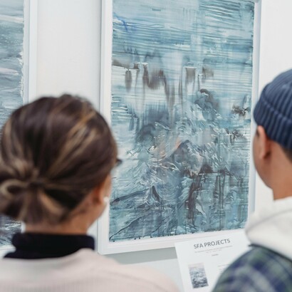 Los espectadores se acercan a las obras de arte con la mediación de los textos críticos y curatoriales