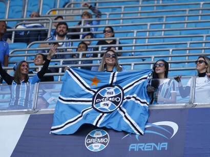 Torcedoras do Grêmio empunham bandeira do tricolor gaúcho