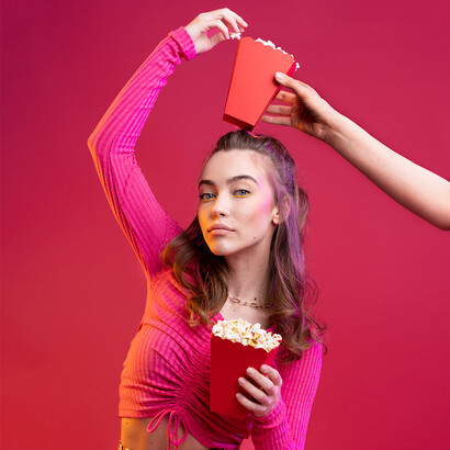 Menina com pipoca. De fato inspirado na versão do musical da Broadway que estreou em 2017