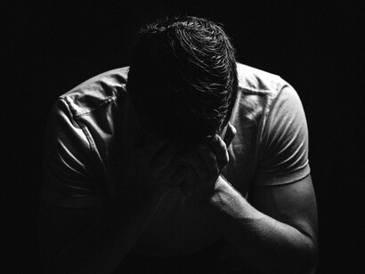 Hombre cubriéndose el rostro: el sentimiento de culpa es considerado una emoción negativa, de carácter universal y que está enraizada con el aprendizaje y el desarrollo personal