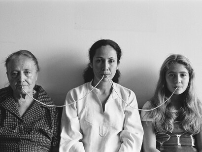 Anna Maria Maiolino, Por um Fio (serie fotopoemação), dalla serie Photo-poem-action, 1976 Fotografia in bianco e nero, 52 × 79 cm Collezione Finzi, Bologna Courtesy Galleria Raffaella Cortese, Milano