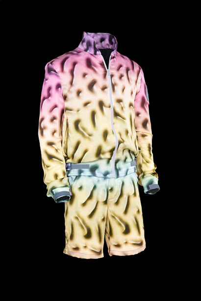 Ensemble de Julian Zigerli (*1984). Short et veste appartenant à la collection « My Daddy was a military pilot ». 2013. Soie imprimée
Son nom est synonyme de design rafraîchissant et techniquement abouti. Ses créations sont caractérisées par des motifs imprimés qu'il développe avec des artistes, des graphistes et des photographes. Zigerli a reçu le Prix suisse du design pour la collection à laquelle appartient cet ensemble.

Copyright: Musée national suisse