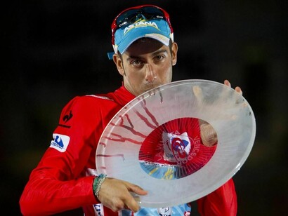 Fabio Aru con su premio de ganador de la Vuelta 2015