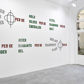 LAWRENCE WEINER
GOLD SILVER PER SE EMERALDS STEEL SALT PER SE DIAMONDS MOVED CARRIED PER SE PLACED, 2001
LANGUAGE + THE MATERIALS REFERRED TO
photo credit: Rebecca Fanuele
Copyright and Courtesy: the artist and Marian Goodman Gallery, New York, Paris, Londres
