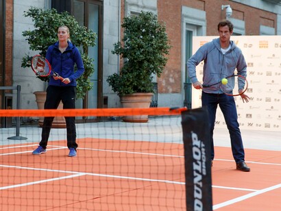 Andy Murray y Petra Kvitova pelotean en el patio del Museo Thyssen-Bornemisza durante la presentación del Mutua Madrid Open