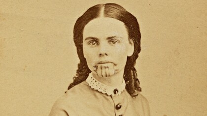 Olive Oatman nel 1863 in una foto di Benjamin F. Powelson, National Portrait Gallery, USA. Fu rapita a 14 anni dai Tolke Paya dopo il massacro della sua famiglia