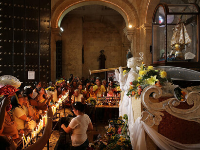 Fieles en la Basílica Santuario Nacional de Nuestra Señora de la Caridad del Cobre, Santiago de Cuba