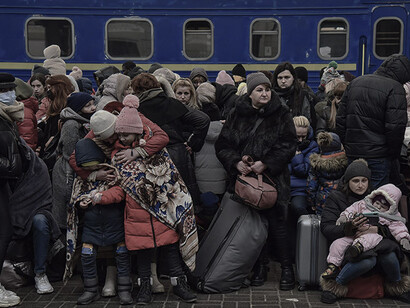 Refugees fleeing were met with free food provided by local businessmen