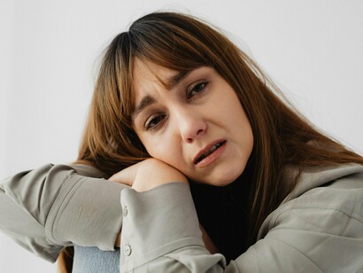 Une femme pleure et semble souffrir à cause des difficultés de la vie.