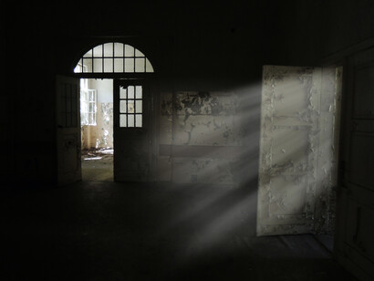 Luz del exterior ilumina una vieja habitación