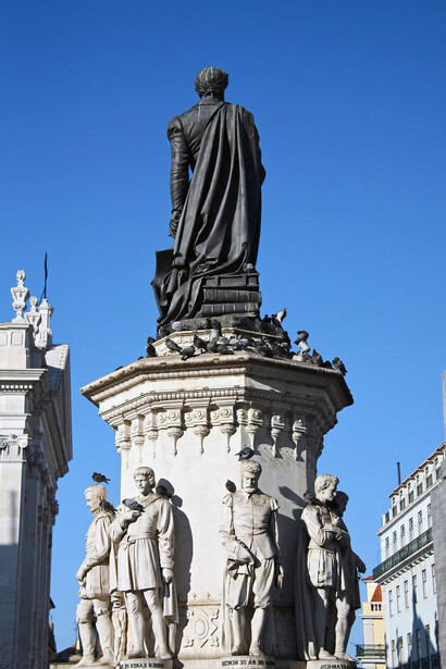 Conheça a história da Biblioteca Nacional do Brasil, seu vasto acervo de livros e manuscritos. Monumento a Luís Vaz de Camões em Lisboa, Portugal, esculpido por Victor Bastos, foi projectado a partir de 1860 e inaugurado em 1867, na presença do rei D. Luís e de seu pai D. Fernando, rei consorte