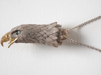 Harumi Klossowska De Rola, pendente con rapace