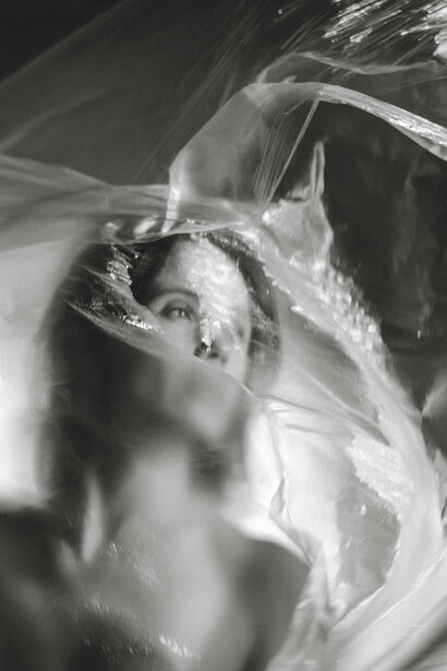 Donna imprigionata da un velo. Il mistero delle donne: una percezione radicata nella storia che suscita ammirazione e fascino