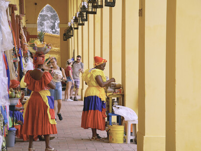 Mujeres junto a sus comercios informales en una zona turística de Cartagena, Colombia