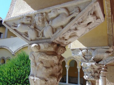 Chiostro del Monastero di Santa Sofia, pulvino con leoni. Benevento, Italia