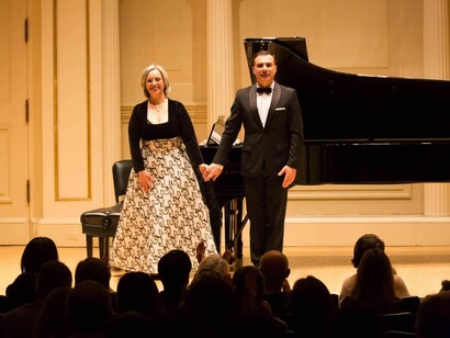 Carles & Sofia saludan tras un recital en el Carnegie Hall de Nueva York