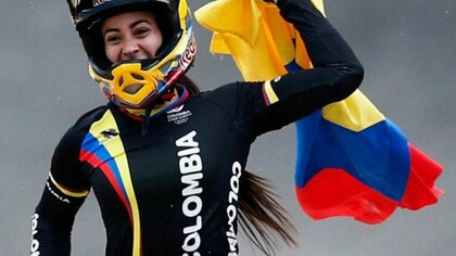 Mariana Pajón celebra su oro en categoría BMX durante los juegos olímpicos de Río 2016