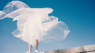 Moda sustentável. O termo “moda sustentável” entrou no léxico popular como uma resposta às crescentes preocupações com as práticas insustentáveis que têm marcado a produção e o consumo de vestuário