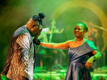 Kika Materula aproxima-se de Nelson Tivane num instante de forte carga simbólica durante a apresentação. A parceria entre direção orquestral e repertório popular sustentou a identidade do concerto