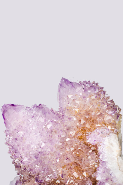 Lithothérapie. Les vibrations énergétiques des cristaux se diffusent dans le liquide, le résultat devient une boisson énergétique, imprégnée des propriétés bénéfiques des cristaux utilisés