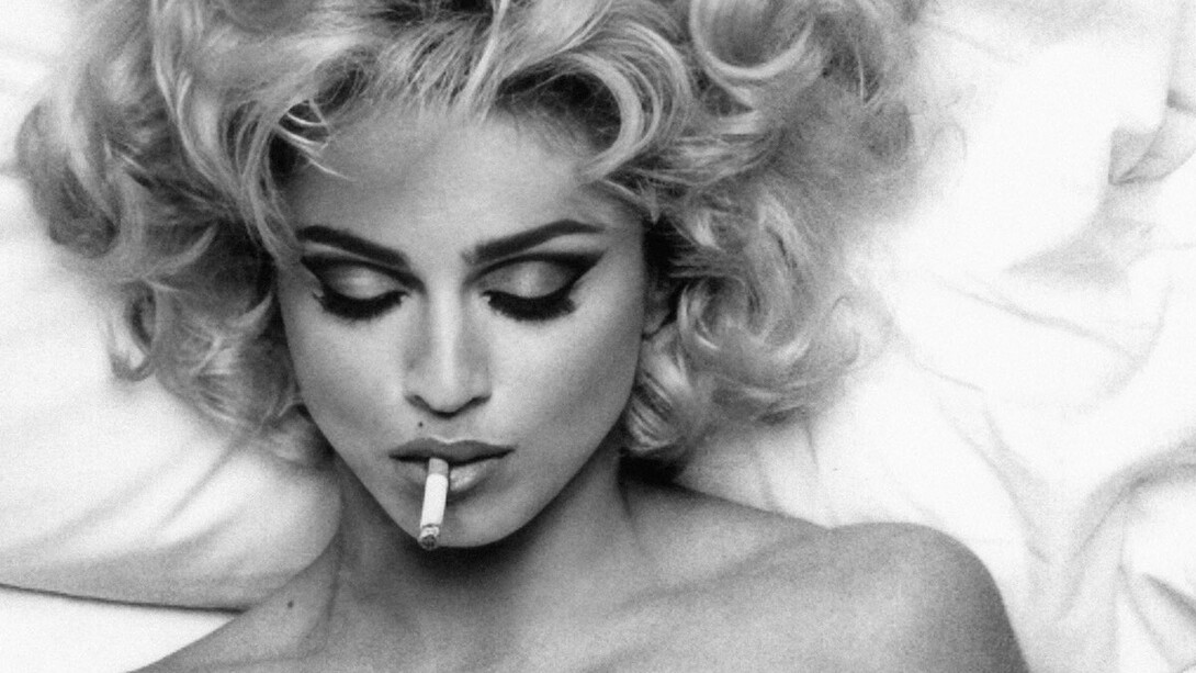 Descubra como Madonna desafiou tabus com seu álbum "Erotica" e livro "Sex". Uma análise profunda sobre sua influência e controvérsias