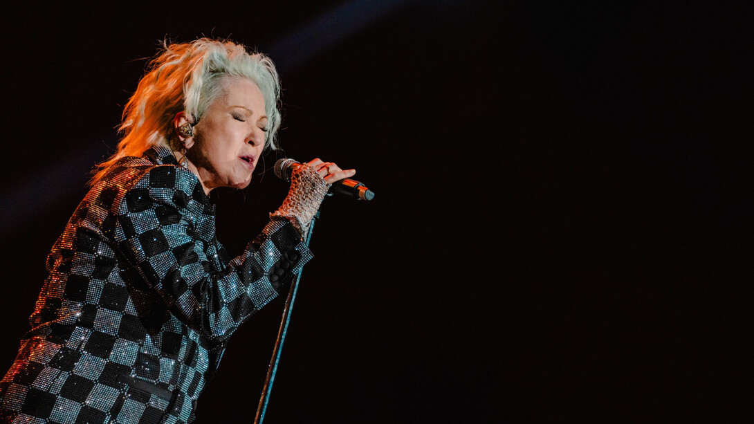 Cyndi Lauper no Rock in Rio 2024 reviveu a essência dos anos 80 com um show cheio de nostalgia. Uma apresentação marcante que mistura música, história e legado, destacando hinos como Girls Just Want to Have Fun e True Colors. Foto de Vans Bumbeers