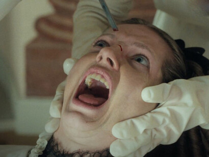 Blichfeldt convierte el cuerpo femenino en territorio de lucha, revelando las consecuencias físicas y psicológicas de perseguir un ideal estético imposible